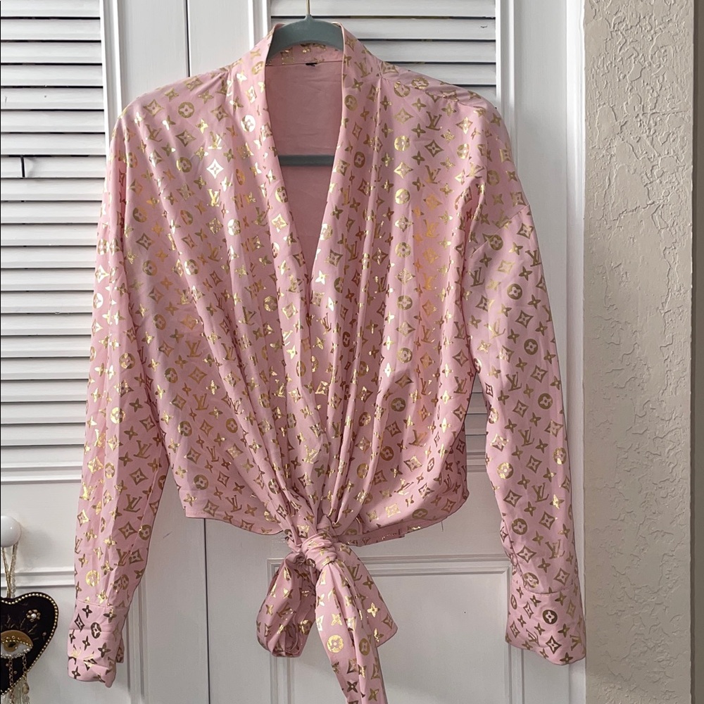 Pre owned inspired graphics logo wrap around button pink gold shirt top